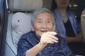 94岁的吴明珠奶奶，回新疆吃西瓜了！图片