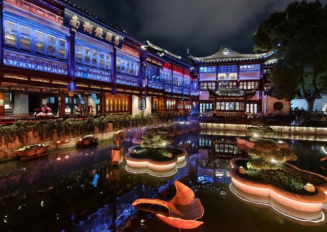 焕彩豫园冬季灯光秀绚丽上演