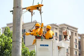 “上天入地”的“光明使者” ：国网河南省电力战高温保供电图片