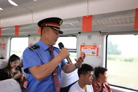 内蒙古4187次公益慢火车：坚持“红色传承”，更好服务百姓和旅客图片