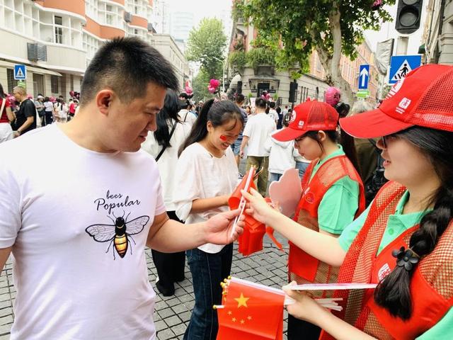 国庆节“志愿红”暖透江城，武汉文旅志愿者绘就文明出游好风景