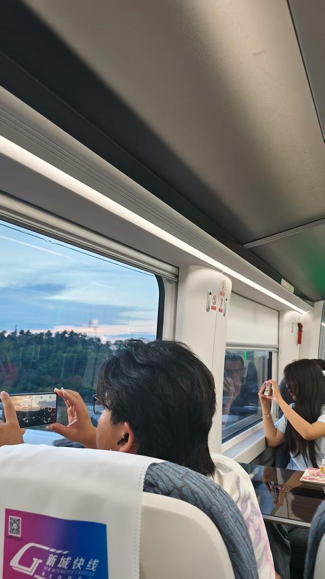 对话每天跨城通勤5小时男子：自驾车停高铁站300元包月，骑摩托到家时以前还没下班