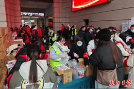 汉口站客流恢复平稳，滞留旅客得到妥善照顾与分流图片