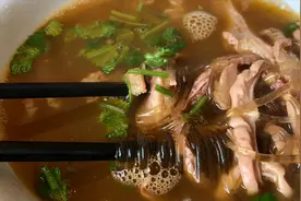 山东镇上这家40年老店，因老板娘颜值而走红，客人为一睹芳容而来图片