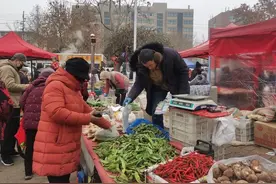 便民利民又惠民，点燃城市烟火气！走进繁华市区里的山水大集图片