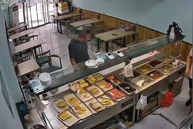 大连一早餐店男子挨个摸卷饼“看热不热”，店主：贵的饼被摸了个遍，事后花四千多买了俩密封柜图片