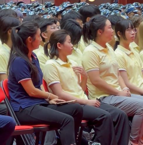 组图来了！全红婵参加暨南大学开学典礼，校领导为她颁发校徽