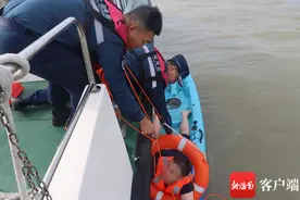 海口海警成功救助1名乘皮划艇出海游玩人员图片