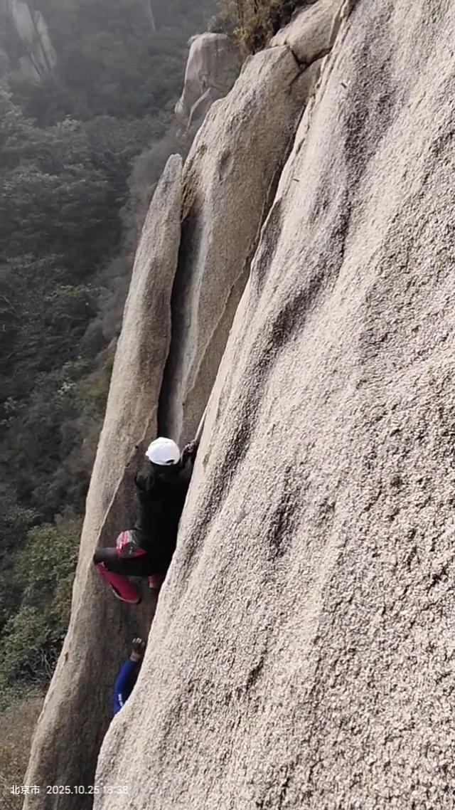 凤凰岭多人徒手攀爬几近垂直大断崖，还要人收费当向导带团野爬，当地：将跟进调查