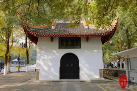 岳麓山下有座自卑亭图片