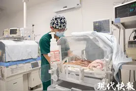 26岁男护士成“超级奶爸”，抚触、拍嗝、治疗样样在行图片
