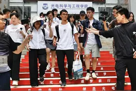 高考16年，唐尚珺来华师报到了图片