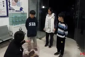 四川三姐弟捡到“三有”保护动物上交，警察叔叔表扬并奖励一套文具和数学试卷图片