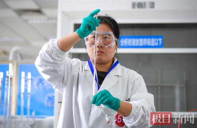 组图|60双专注眼神“探寻真实数据”，湖北化学检验员决赛燃动江城