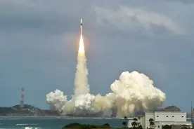 日本发射搭载卫星的H2A火箭49号机图片