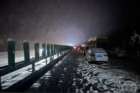 陕西多条高速路因暴雪管制有车主被困12小时，交警开车压速带小车出山区图片