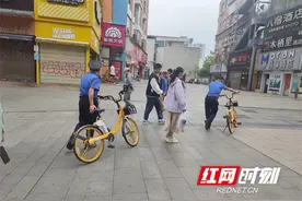 “城管蓝”守护“国庆红”  扮靓网红长沙会客厅图片