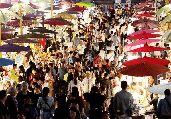 夜市烟火中，邂逅云南的浪漫