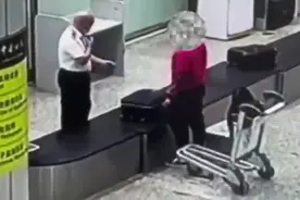 塞满行李箱！旅客违规携180余万美元现钞入境被查获图片