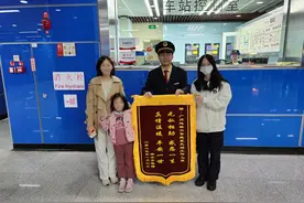 搭地铁把妈妈“落下”，广州地铁帮5岁女童找妈妈图片