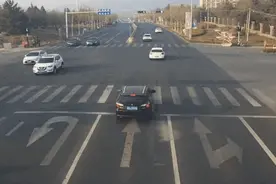 一车闯红灯导致三车相撞！事发泰安，监控还原惊险瞬间……图片