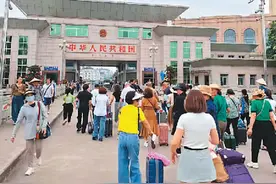广西东兴：迎暑期跨境游高峰图片
