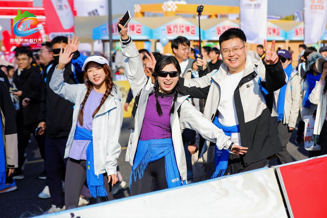 万人规模的徒步狂欢！今天，2025国际（杭州）毅行大会在良渚古城开走