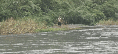 4人探险马岭河，1人踩空被冲走！