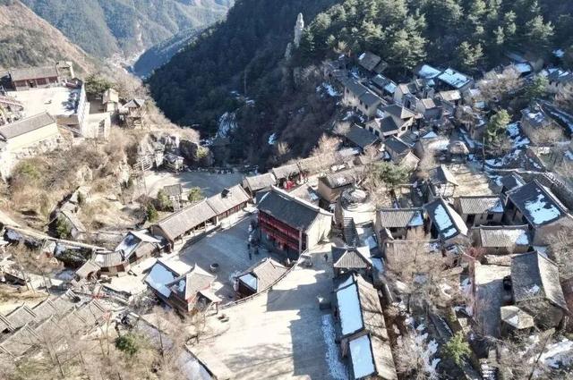 “洛阳怎么一下雪，就封神。”