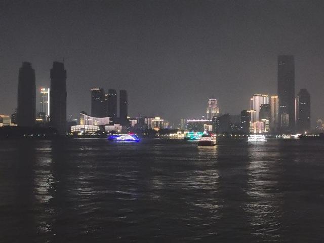 江景不再是背景，游客登游轮夜游长江赏武汉