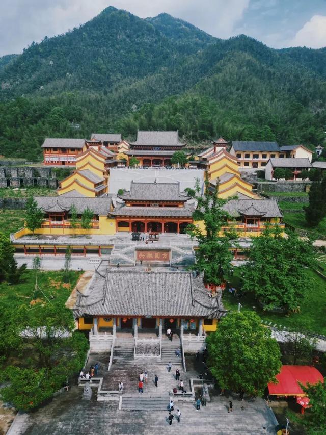 山称明月好，月出遍山明