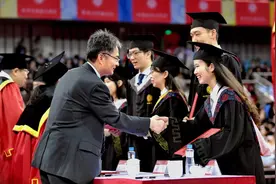 北京大学四千余学子今日迎毕业，毕业典礼入场券藏“惊喜”图片