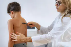 健康小站丨孩子高低肩怎么办？可试试这三种运动训练方法图片