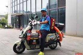 武汉一外卖小哥背着AED送外卖，期待更多“生命守护者”传递爱与希望图片
