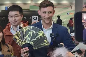 捐赠二战相册的美国小伙来了，第一站就去天安门看升旗图片