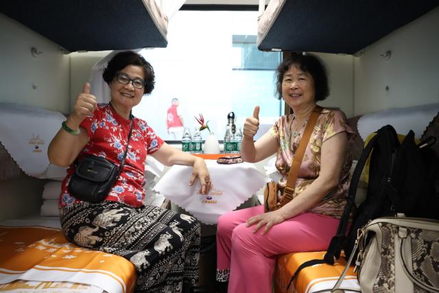 上海西站首列新疆旅游列车今发车，系重建后首列驶出长三角的旅游列车