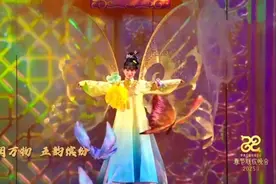 李子柒春晚“战袍”曾人工吊染6小时，由武汉非遗代表性传承人与她共同打造图片