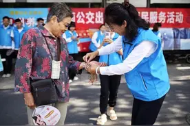 系上五彩绳，送端午祝福，济南公交出行管家开展便民服务活动图片