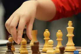 8岁神童击败国际象棋特级大师创历史，4岁开始下棋，每天练习约7个小时图片
