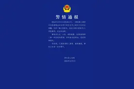 合肥一混凝土搅拌车侧翻，被压小轿车司机轻微伤图片