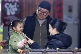 听障夫妻摆摊给女儿买人工耳蜗获赠助听器：第一次听女儿喊爸妈，很开心图片