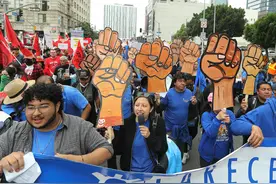 一周看天下丨美国多地举行“五一”劳动节示威活动图片