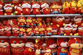日照龙年春节氛围浓厚，商家备足货源迎新年图片