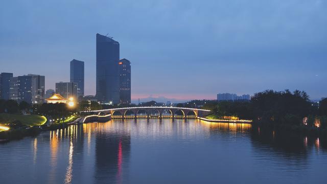 京城入夜流光溢彩，处处美景温柔醉人