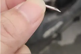 福州一路口有人故意撒针头？电动车车胎刚被扎，补胎人马上出现！图片