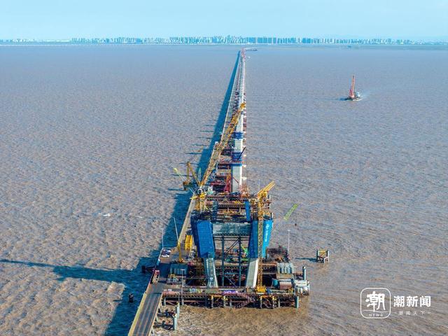 宁波：跨海铁路大桥主塔“拔节生长”