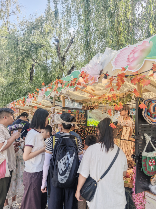 暑期旅游热 带动云南特色商品销售火爆