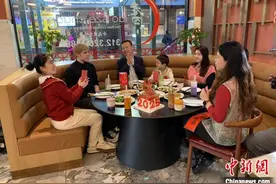 海外年夜饭筹备忙 地道中餐年味足图片