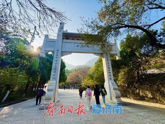 一年四季 泉在济南丨暖阳映彩林 游人赏景忙