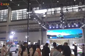 视觉盛宴！金秋车展上，高颜值汽车备受观众青睐图片